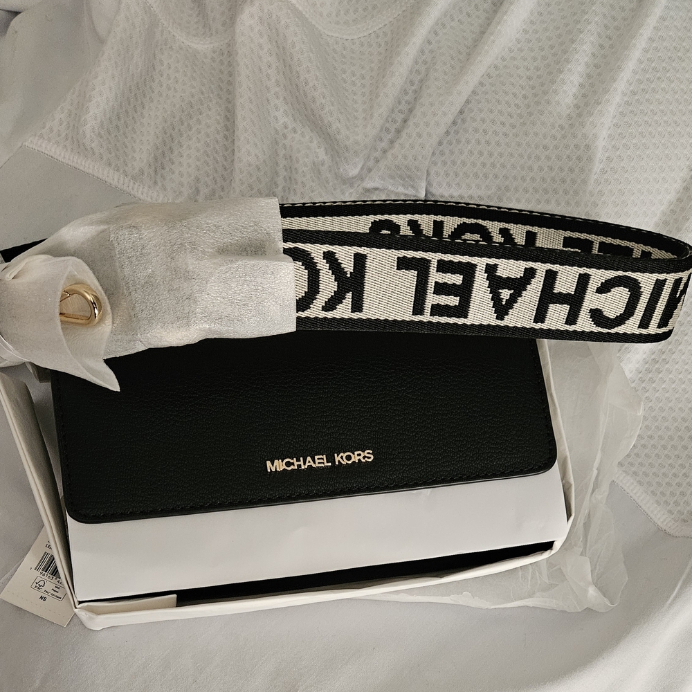 Chic black crossbody with gold accents and bold logo strap.
Perfect for everyday - Picture 6 of 10